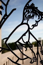Eingangstor zum Skulpturenpark, Kinder (Detail)